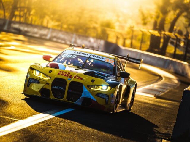 BMW M Team WRT belegt beim Bathurst 12 Hour die Plätze vier und sechs
