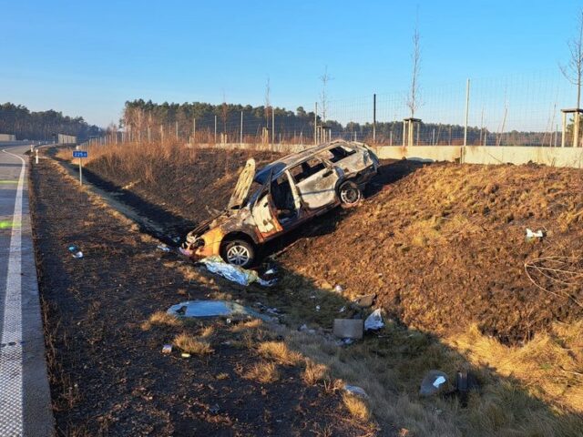 Nach Verkehrsunfall auf A14: Auto brennt völlig aus