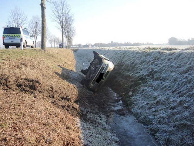 Reh ausgewichen: Autofahrer landet im Graben und wird schwer verletzt