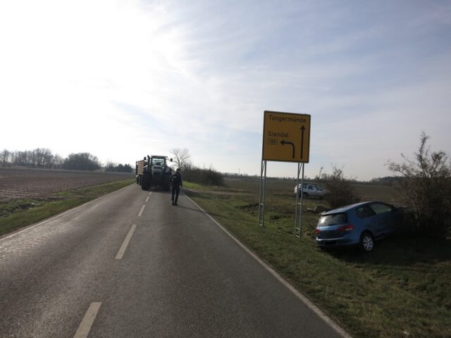 VW-Fahrer (19) kracht gegen Traktor und wird schwer verletzt