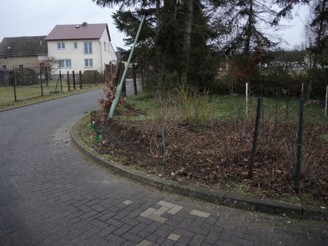 Unbekannter Lkw-Fahrer fährt gegen Laterne