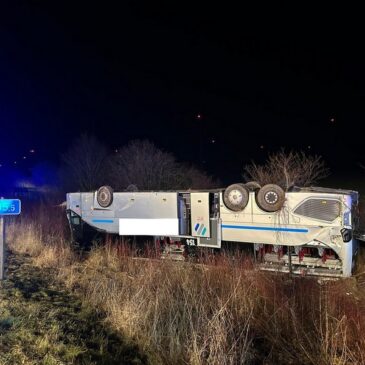 Nachmeldung: Vollbesetzter Reisebus überschlägt sich auf der A 2