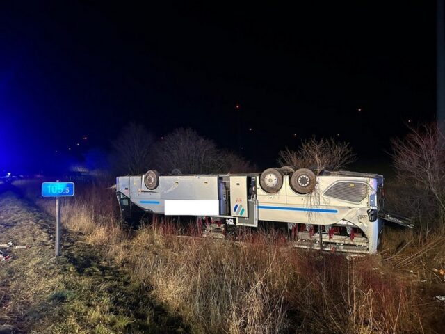 Nachmeldung: Vollbesetzter Reisebus überschlägt sich auf der A 2