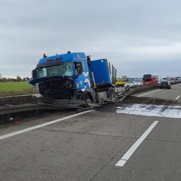 Heute auf der A2: LKW kracht durch Mittelleitplanke