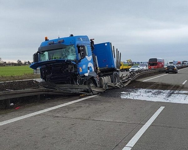 Heute auf der A2: LKW kracht durch Mittelleitplanke