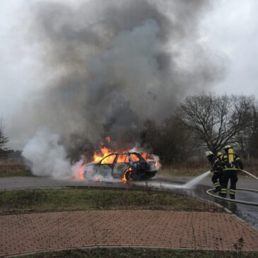 Feuerwehr im Einsatz: BMW X5 geht in Flammen auf