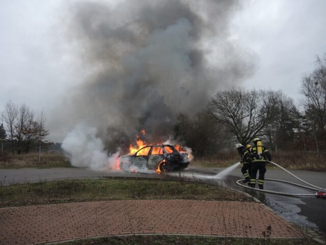 Feuerwehr im Einsatz: BMW X5 geht in Flammen auf