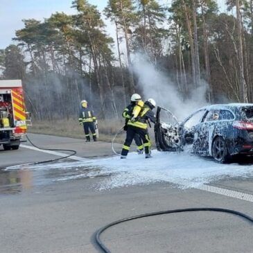 Feuerwehr im Einsatz: Auto brennt auf der A2