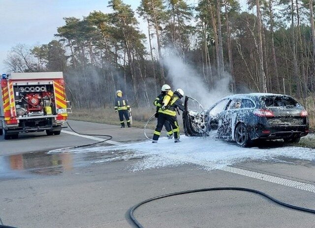 Feuerwehr im Einsatz: Auto brennt auf der A2