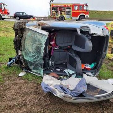 Autofahrerin kommt auf der B189 von der Fahrbahn ab  und wird schwer verletzt