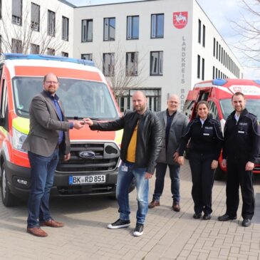 Landrat stellt neuen Krankentransportwagen in Dienst