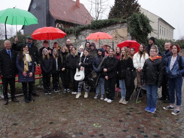 „Rote Bank“ am Frauentag 2023 in Barleben eingeweiht / Gewalt gehört nicht in unsere Gesellschaft