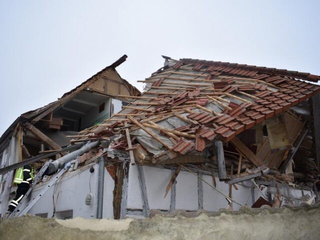 Haus explodiert: Bewohnerin schwer verletzt