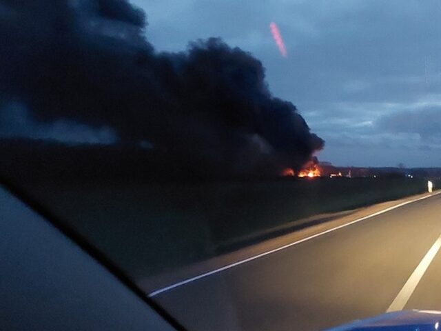 Feuerwehr im Einsatz: Reifenlager brennt im Landkreis Harz