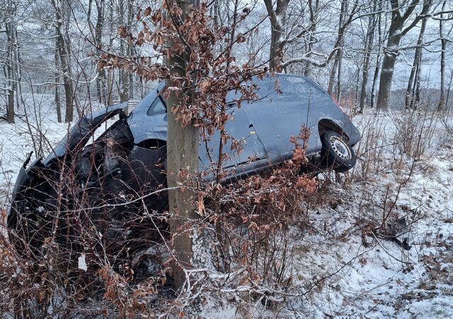 Glatteis auf L239: Autofahrer kommt von Fahrbahn ab