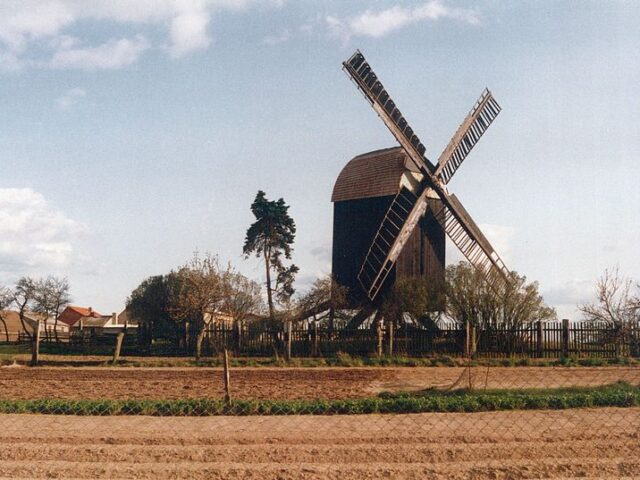 Kulturdenkmal: Heute wird die Windmühle Etingen auf sanierten „Bock“ gestellt