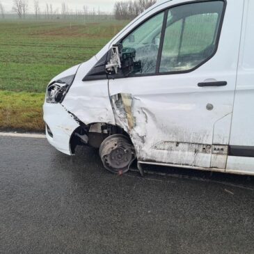 Reifen geplatzt: Auto gerät in Gegenverkehr / 34-Jährige wird schwer verletzt