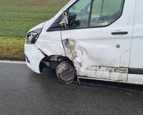 Reifen geplatzt: Auto gerät in Gegenverkehr / 34-Jährige wird schwer verletzt