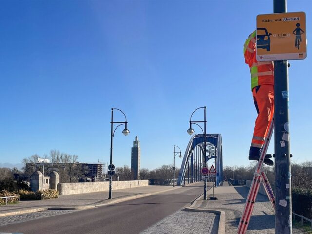 Mehr Rücksicht auf der Sternbrücke: Zusatzschilder machen auf Überholabstände aufmerksam