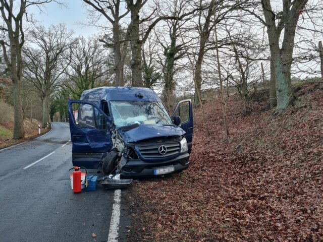 Autofahrerin kommt von der Straße ab