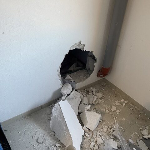 10.000 Euro Schaden: Einbrecher schlagen in Altenweddingen Supermarkt-Wand durch