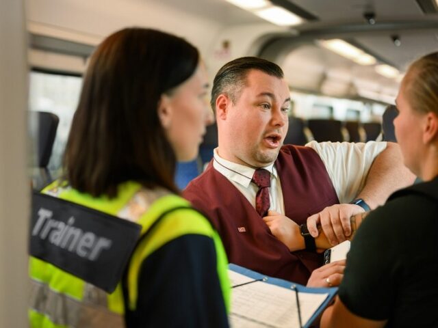 Mehr Übergriffe gegen Bahnmitarbeitende im Jahr 2022: DB verstärkt Schutzmaßnahmen