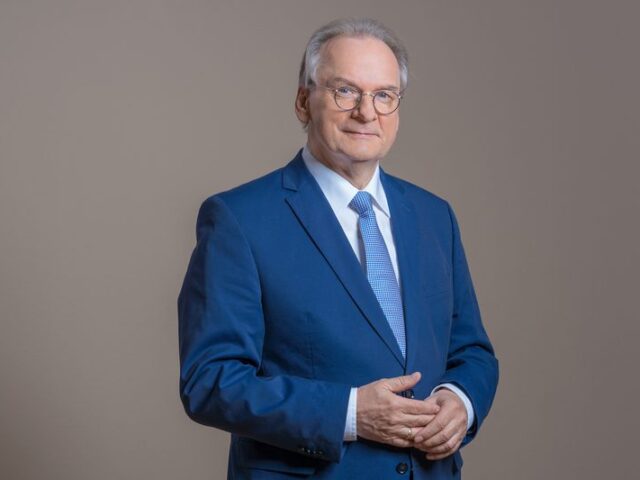 Ministerpräsident Haseloff würdigt Dienst in der Bundeswehr