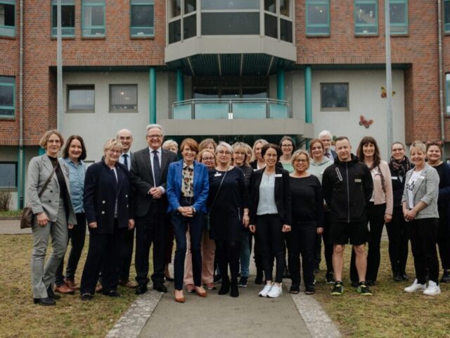 Elke Büdenbender besucht DRK Vorsorgeklinik Mutter/Vater-Kind