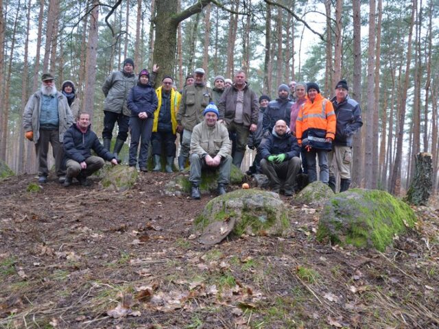 Frühjahrsputz an den Großsteingräbern – Schickmachen für europäische Megalithik-Route
