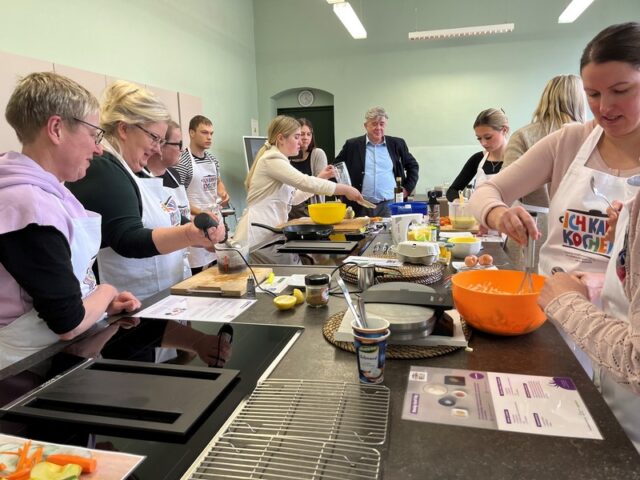 Genussbotschafter in Magdeburg ausgebildet – Pädagoginnen und Pädagogen lernen, wie man mit Kindern kocht