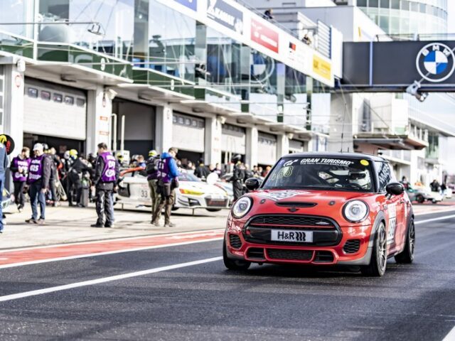 Premiere auf dem Nürburgring: Das erste Rennen für den neuen MINI John Cooper Works von Bulldog Racing