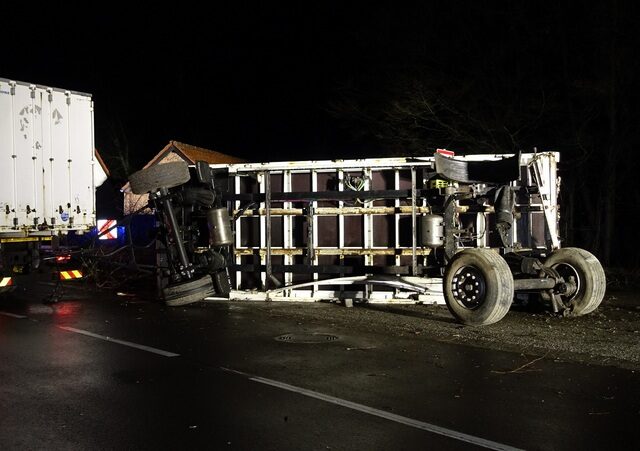 Heute auf der B189: Milch-Anhänger kippt um