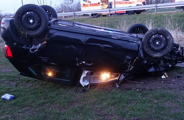 K1163: Autofahrerin kommt von der Fahrbahn ab und überschlägt sich