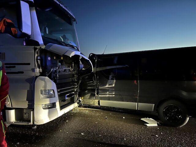 B188 – 04:59 Uhr: LKW gerät in Gegenverkehr – zwei schwerverletzte