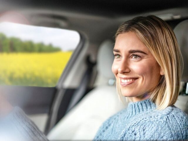 Freie Fahrt ohne Triefnase: Zur Pollenabwehr regelmäßig den Innenraumfilter des Autos wechseln