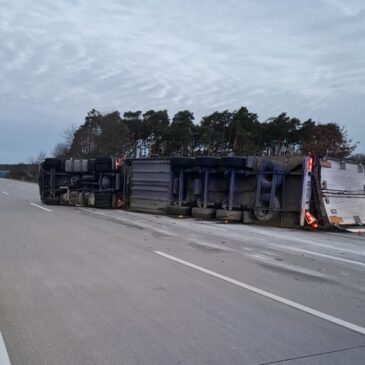 Heute auf der A2: Laster mit 11 Tonnen Äpfeln kippt um