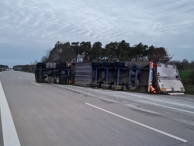Heute auf der A2: Laster mit 11 Tonnen Äpfeln kippt um