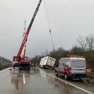 Heute auf der A14: LKW kommt von Fahrbahn ab