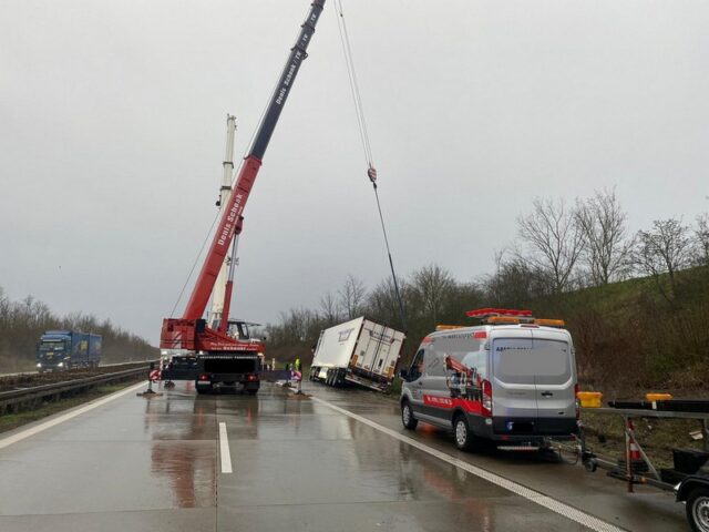 Heute auf der A14: LKW kommt von Fahrbahn ab