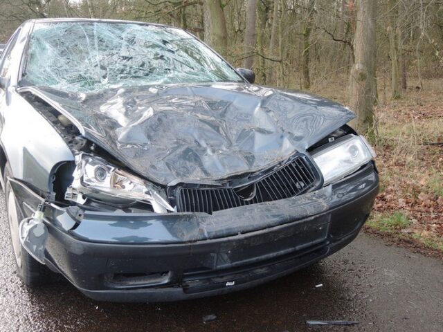 Totalschaden: Holzerntemaschine kracht gegen Skoda