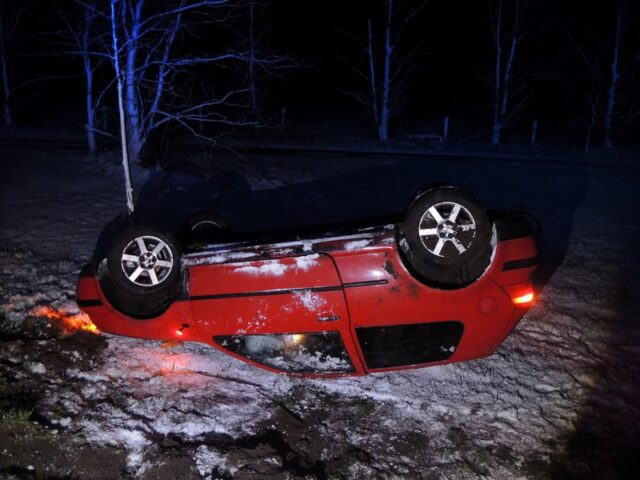 Auto kommt von Fahrbahn ab und landet auf dem Dach