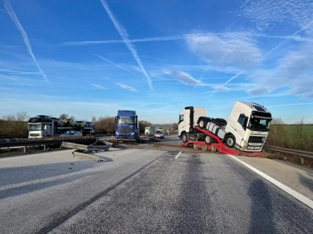 Heute auf der A2: LKW-Fahrer schläft ein, durchbricht Mittelleitplanke und kommt in Gegenverkehr