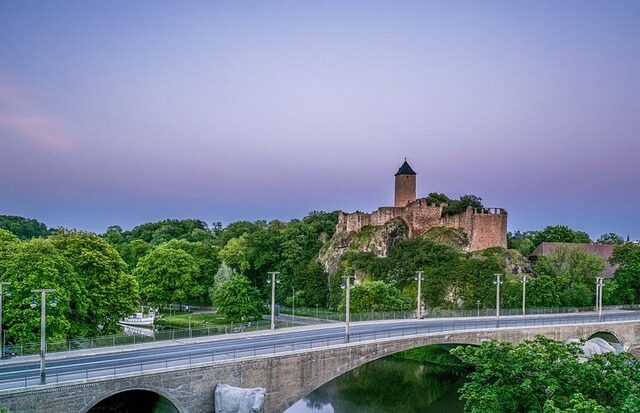 Die kreisfreie Stadt Halle (Saale) hatte 2021 mit 10,7 % den größten Grünanlagenanteil