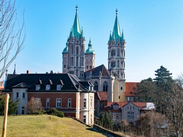 Tourismusminister Sven Schulze übergibt Fördermittelbescheid für Besucherzentrum am Naumburger Dom