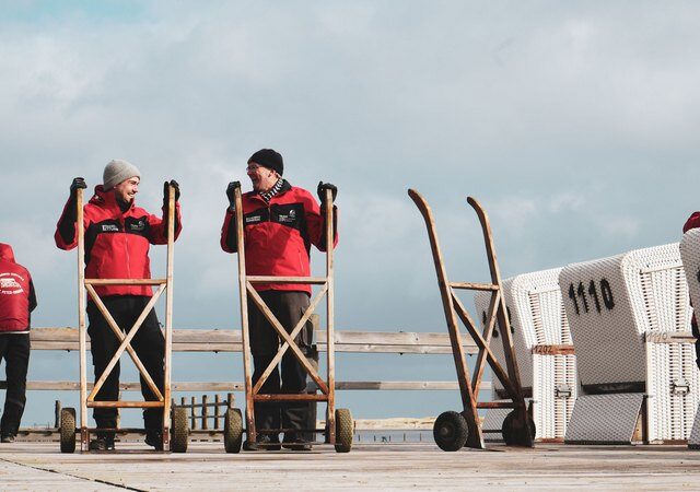 Saisoneröffnung: St. Peter-Ording stellt die ersten Strandkörbe auf