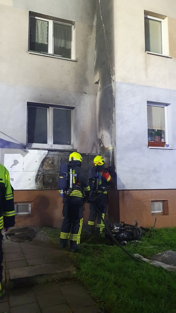 Feuerwehr im Einsatz: Brand greift auf Mehrfamilienhaus über