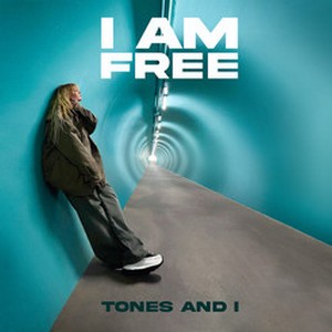 TONES AND I veröffentlicht „I AM FREE“