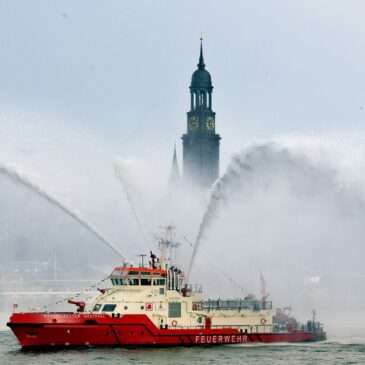 Maritimes Spektakel auf der Elbe beim Hafengeburtstag Hamburg / Bühne frei für das Ballett der Schlepper und Tänzer