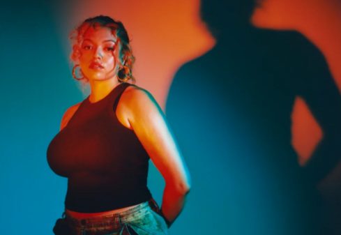 Mahalia präsentiert ihre neue Single „Terms and Conditions“