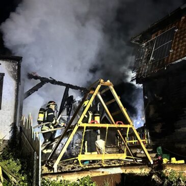 Feuerwehr im Einsatz: Feuer greift auf Wohnhaus über
